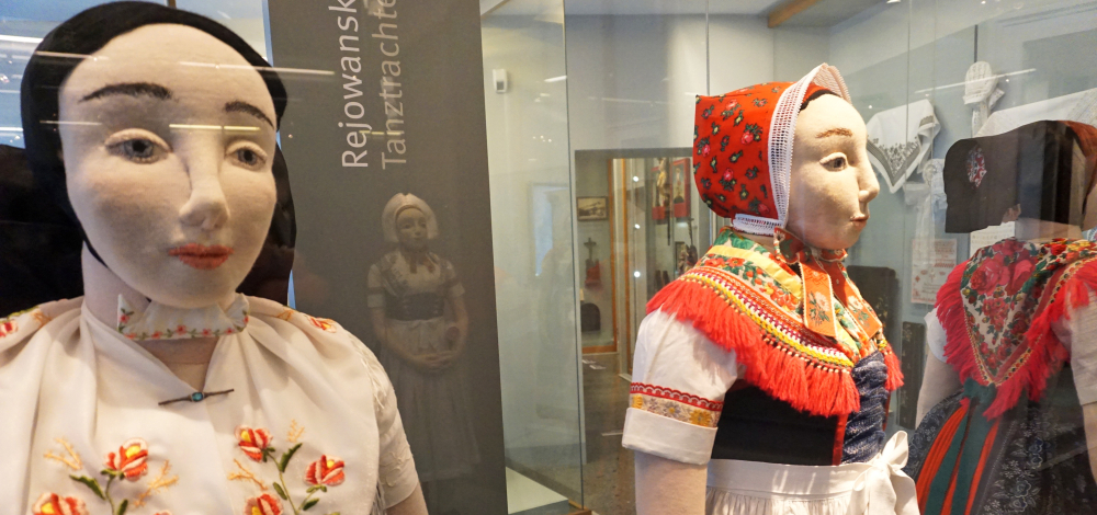 Führung zu sorbischen Trachten (sorbisch)